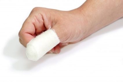 Травмировать палец и ноготь легко